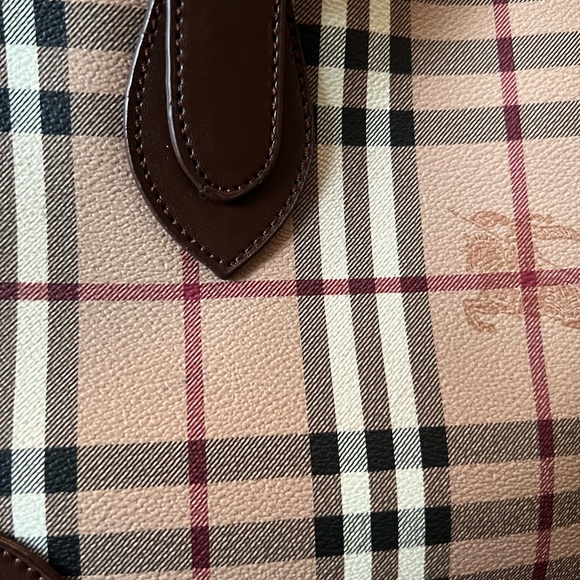 BEUTIFUL BURBERRY BAG - Picture 1 of 15